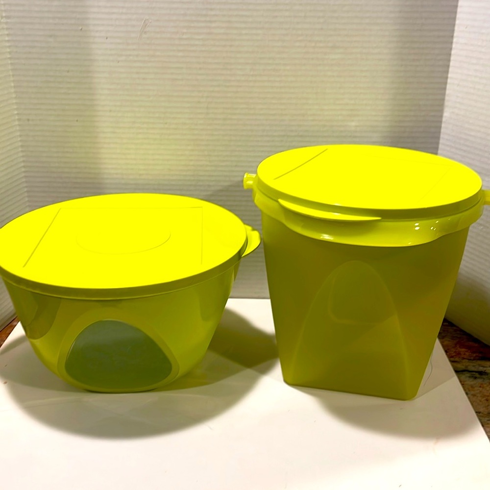 Tupperware bowl & storage (lot of 2)
